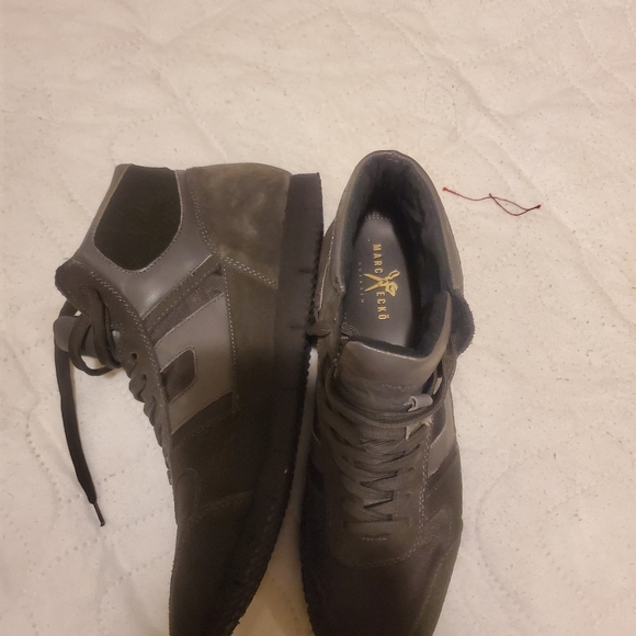 Casual sneaker shoe like new. - Picture 2 of 5